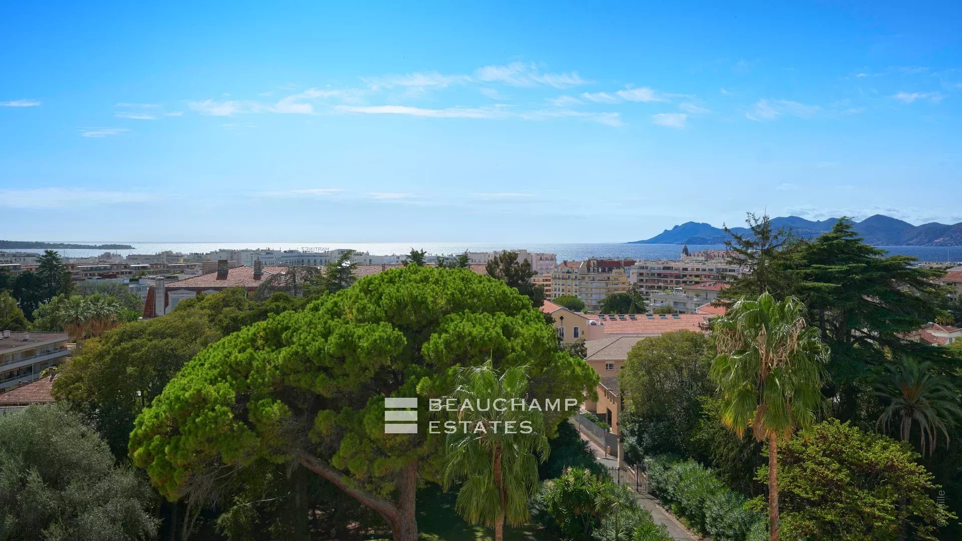 Luxueux Appartement 2 chambres, rénové et vue mer Luxurious 2 bedroom apartment, renovated and sea view