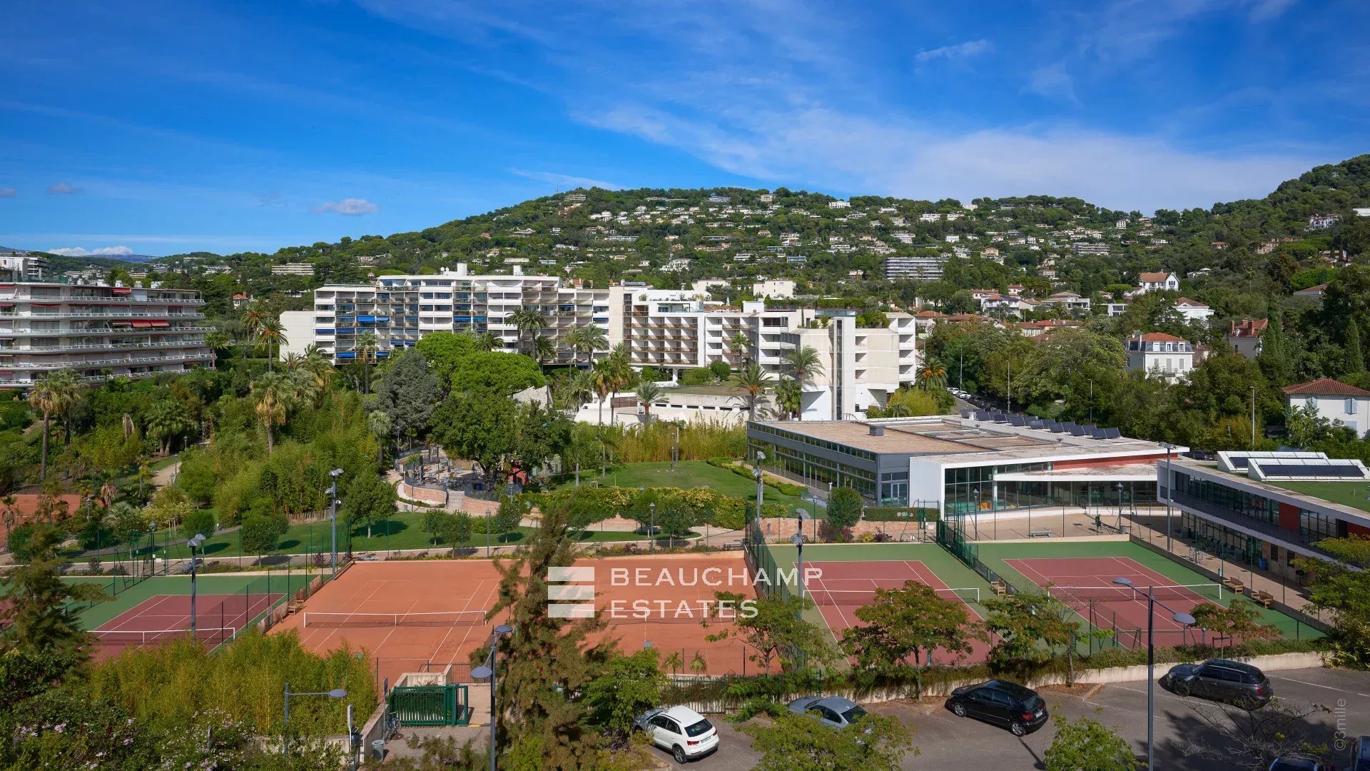 Luxueux Appartement 2 chambres, rénové et vue mer Luxurious 2 bedroom apartment, renovated and sea view