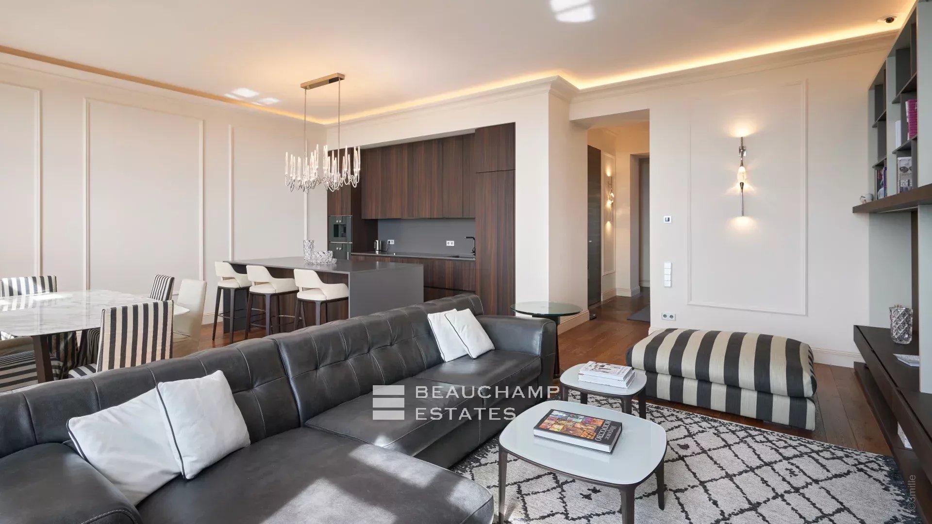 Luxueux Appartement 2 chambres, rénové et vue mer Luxurious 2 bedroom apartment, renovated and sea view