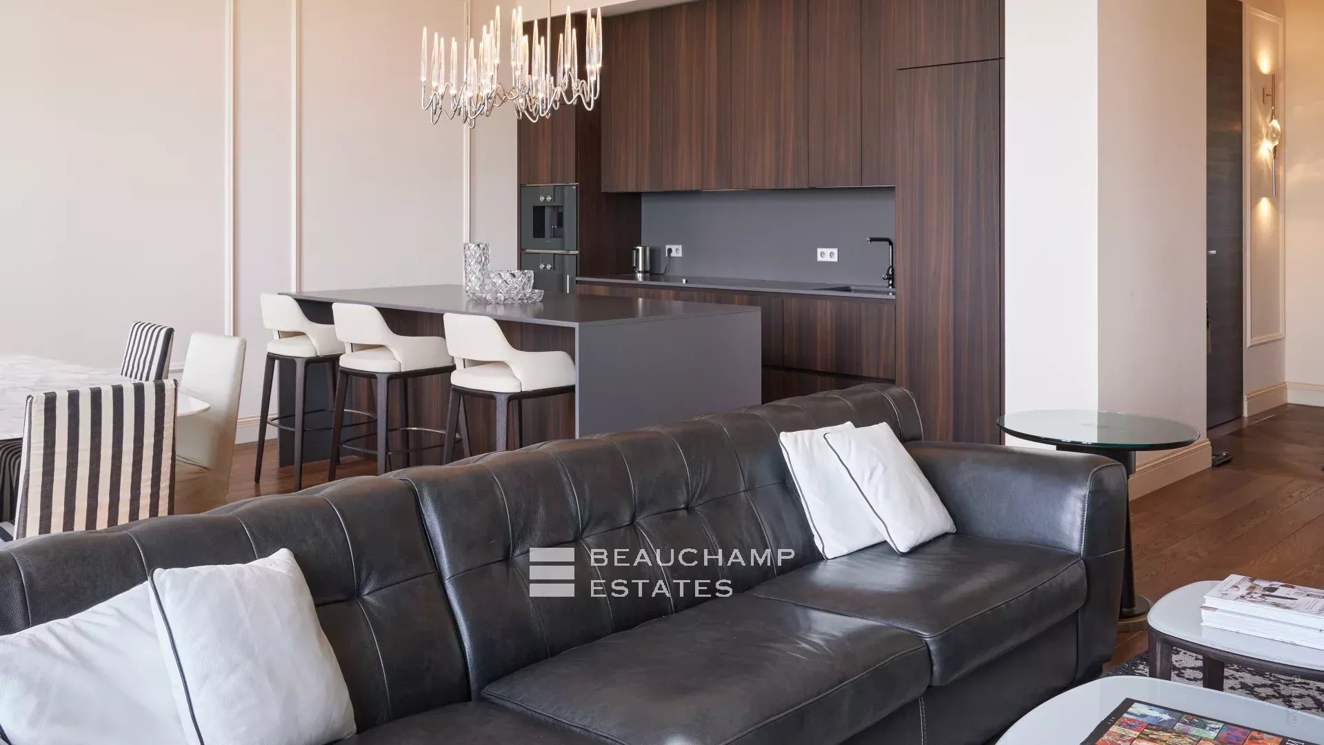 Luxueux Appartement 2 chambres, rénové et vue mer Luxurious 2 bedroom apartment, renovated and sea view