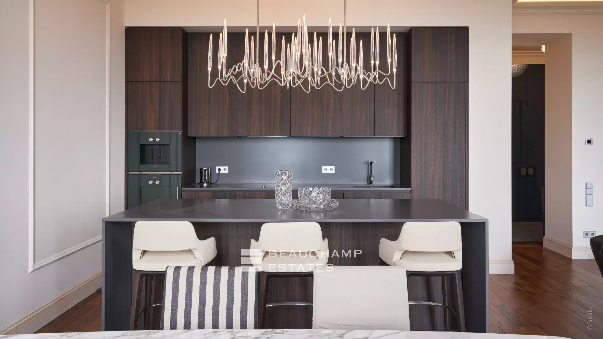 Luxueux Appartement 2 chambres, rénové et vue mer Luxurious 2 bedroom apartment, renovated and sea view