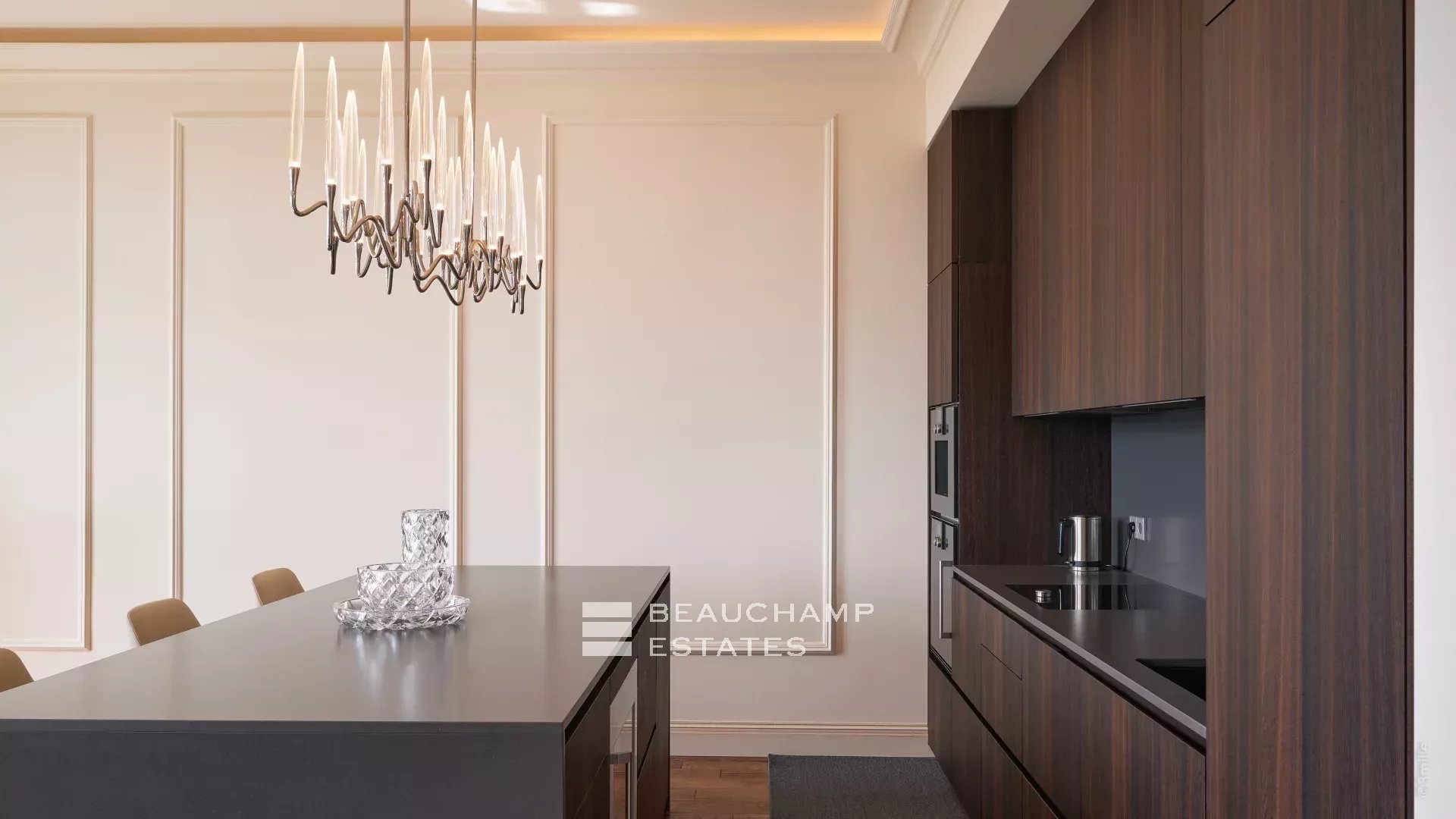 Luxueux Appartement 2 chambres, rénové et vue mer Luxurious 2 bedroom apartment, renovated and sea view