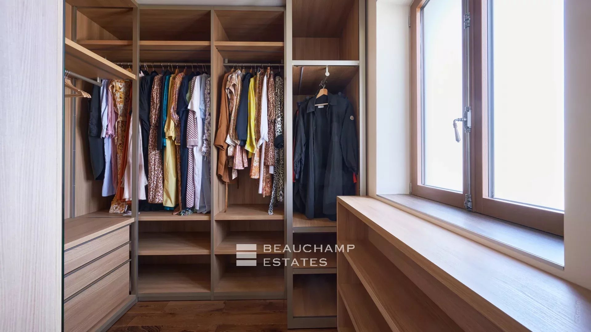 Luxueux Appartement 2 chambres, rénové et vue mer Luxurious 2 bedroom apartment, renovated and sea view