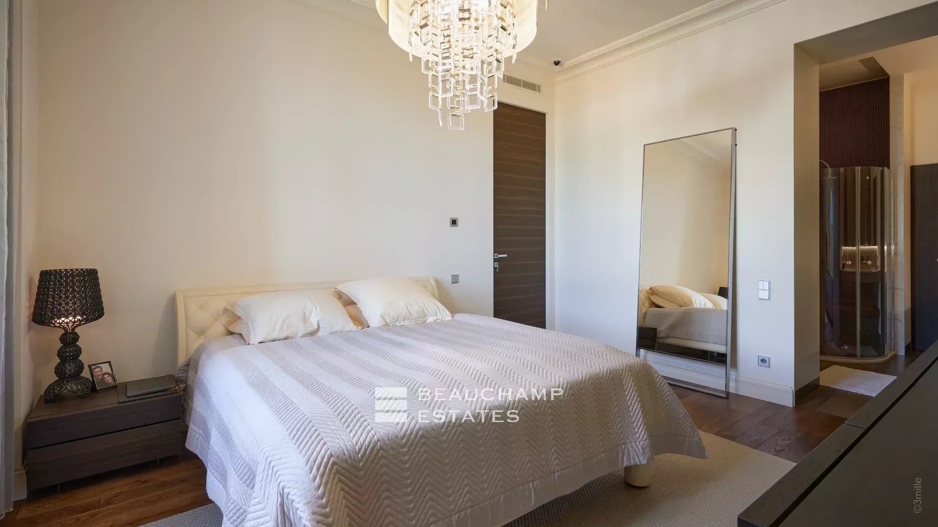 Luxueux Appartement 2 chambres, rénové et vue mer Luxurious 2 bedroom apartment, renovated and sea view