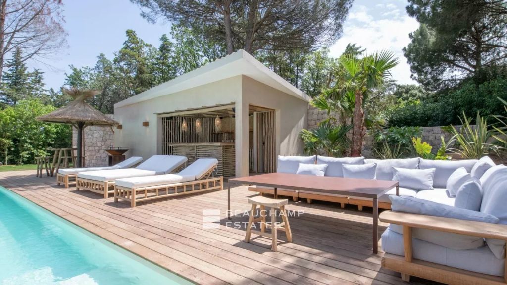 Luxurious Balinese-style villa located in Ramatuelle, just a few minutes from the beaches of Pampelonne