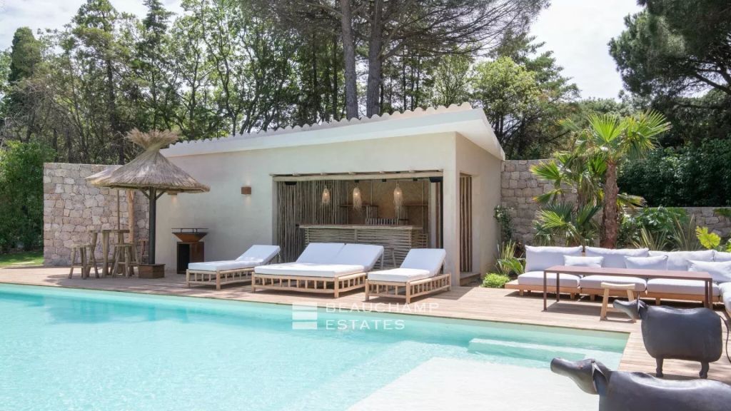 Luxurious Balinese-style villa located in Ramatuelle, just a few minutes from the beaches of Pampelonne
