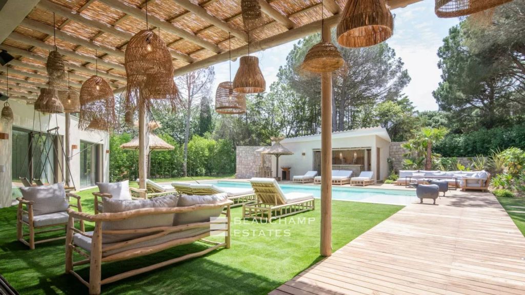 Luxurious Balinese-style villa located in Ramatuelle, just a few minutes from the beaches of Pampelonne