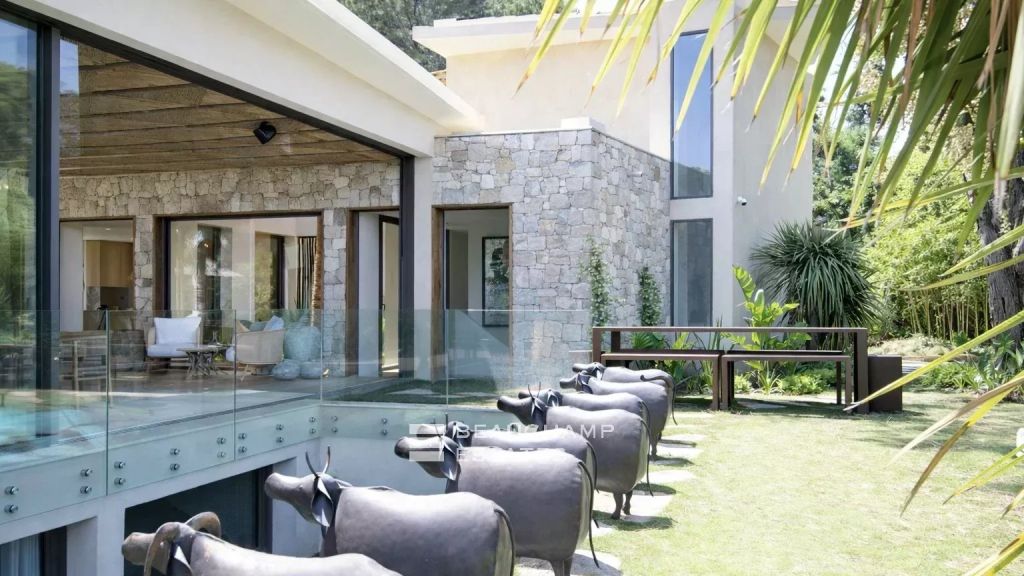 Luxurious Balinese-style villa located in Ramatuelle, just a few minutes from the beaches of Pampelonne