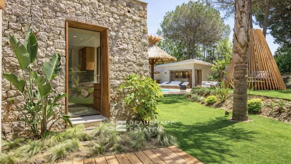 Luxurious Balinese-style villa located in Ramatuelle, just a few minutes from the beaches of Pampelonne