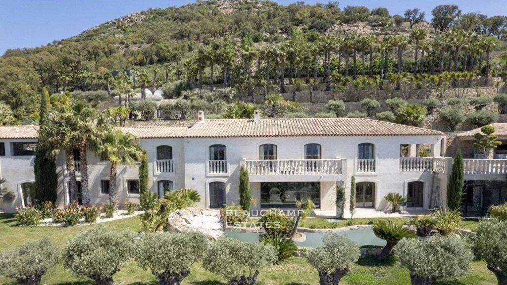 Prestigious contemporary property within a private gated estate, enjoying sweeping panoramic views over Saint-Tropez