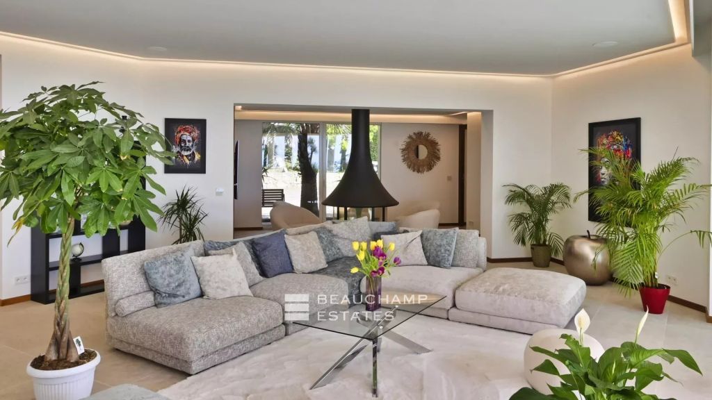 Luxury 5-Bedroom Property with Sea View, Pool, Tennis Court, Gym, and Sauna in Mougins