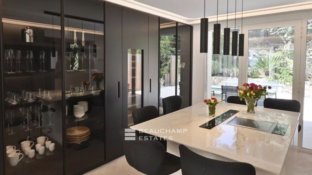 Luxury 5-Bedroom Property with Sea View, Pool, Tennis Court, Gym, and Sauna in Mougins