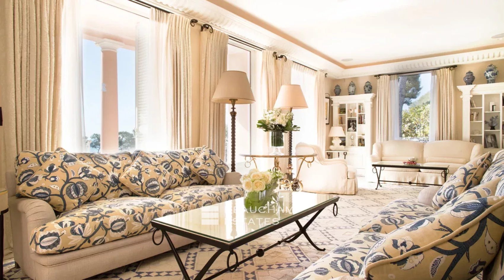 Luxury elegant villa with 6 rooms Luxury elegant villa with 6 rooms