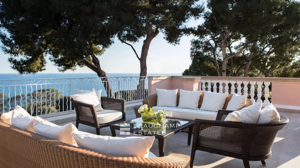 Luxury elegant villa with 6 rooms