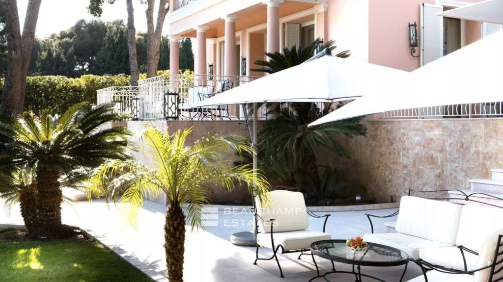 Luxury elegant villa with 6 rooms