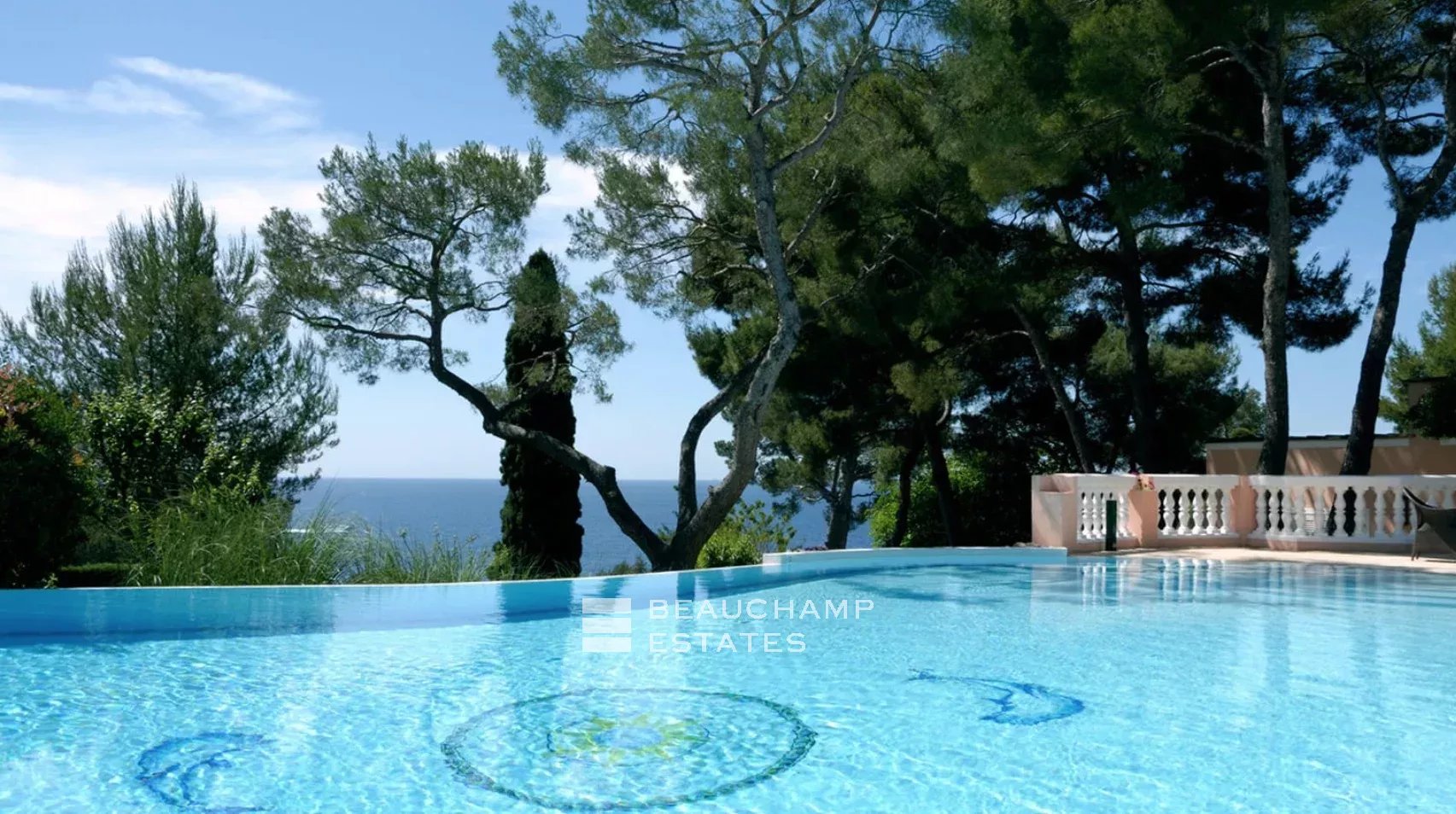 Luxury elegant villa with 6 rooms Luxury elegant villa with 6 rooms