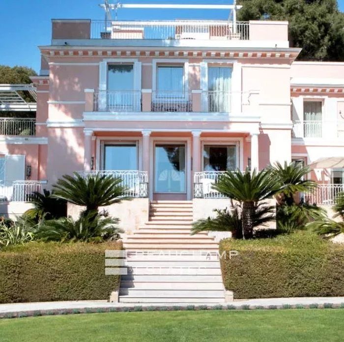 Luxury elegant villa with 6 rooms