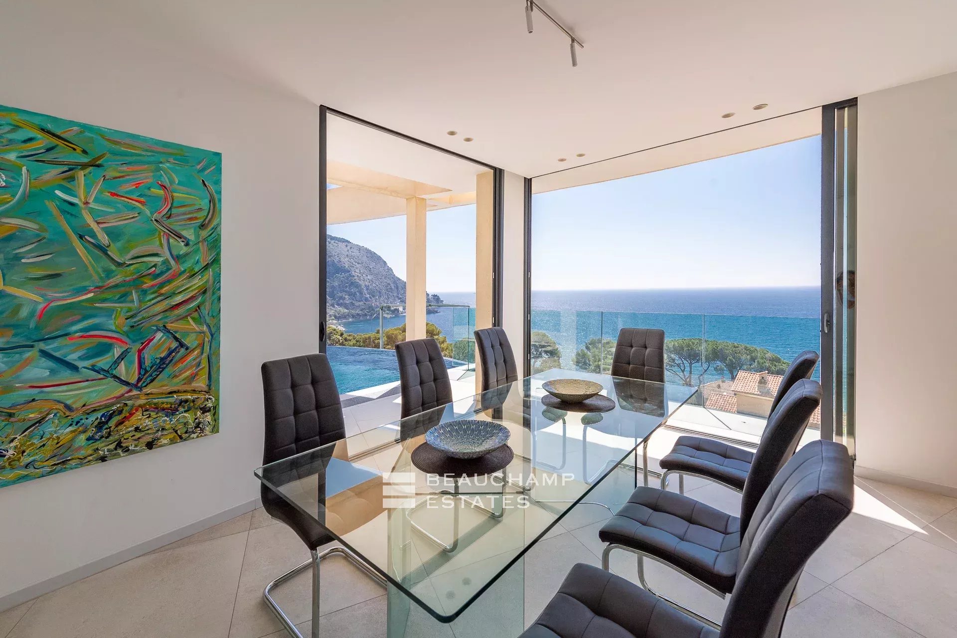 Luxueuse villa moderne de 5 chambres à Eze Luxury modern villa with 5 bedrooms in Eze