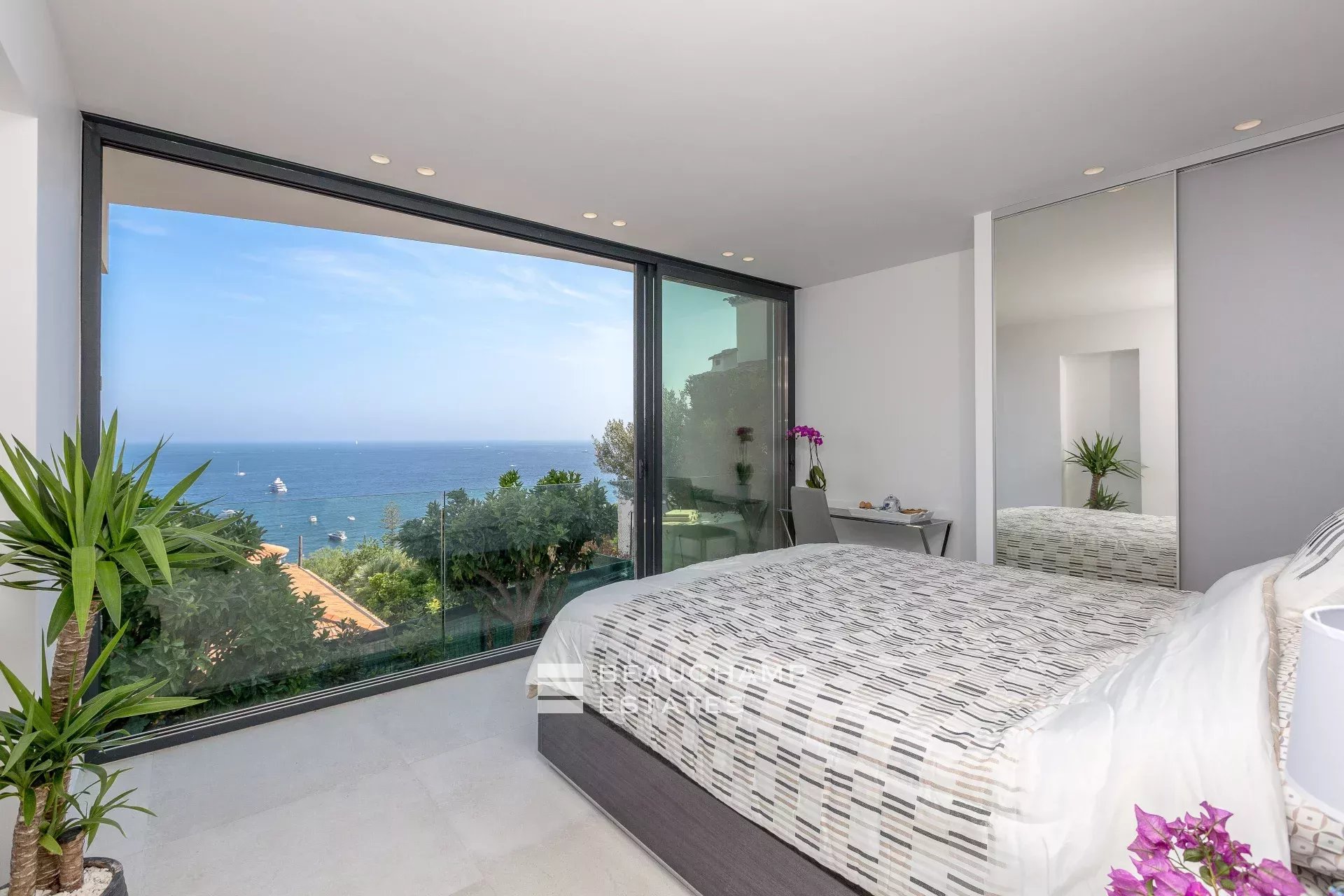 Luxueuse villa moderne de 5 chambres à Eze Luxury modern villa with 5 bedrooms in Eze