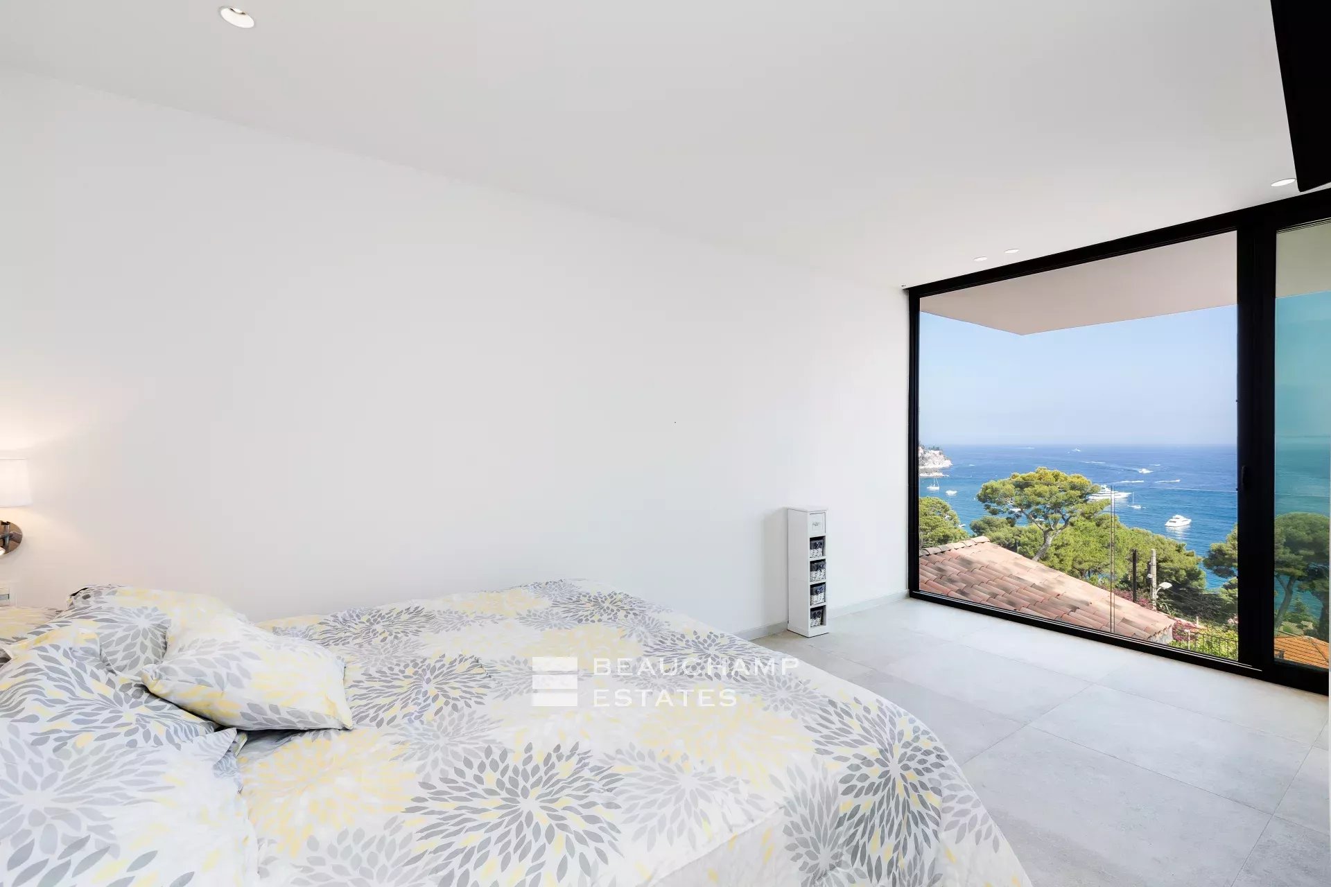 Luxueuse villa moderne de 5 chambres à Eze Luxury modern villa with 5 bedrooms in Eze