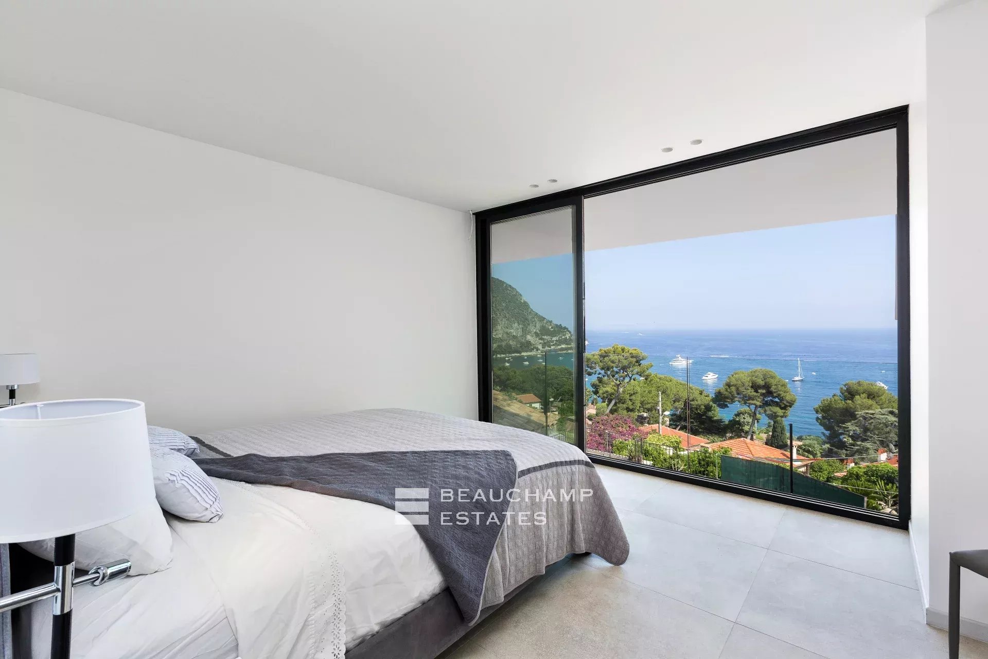 Luxueuse villa moderne de 5 chambres à Eze Luxury modern villa with 5 bedrooms in Eze