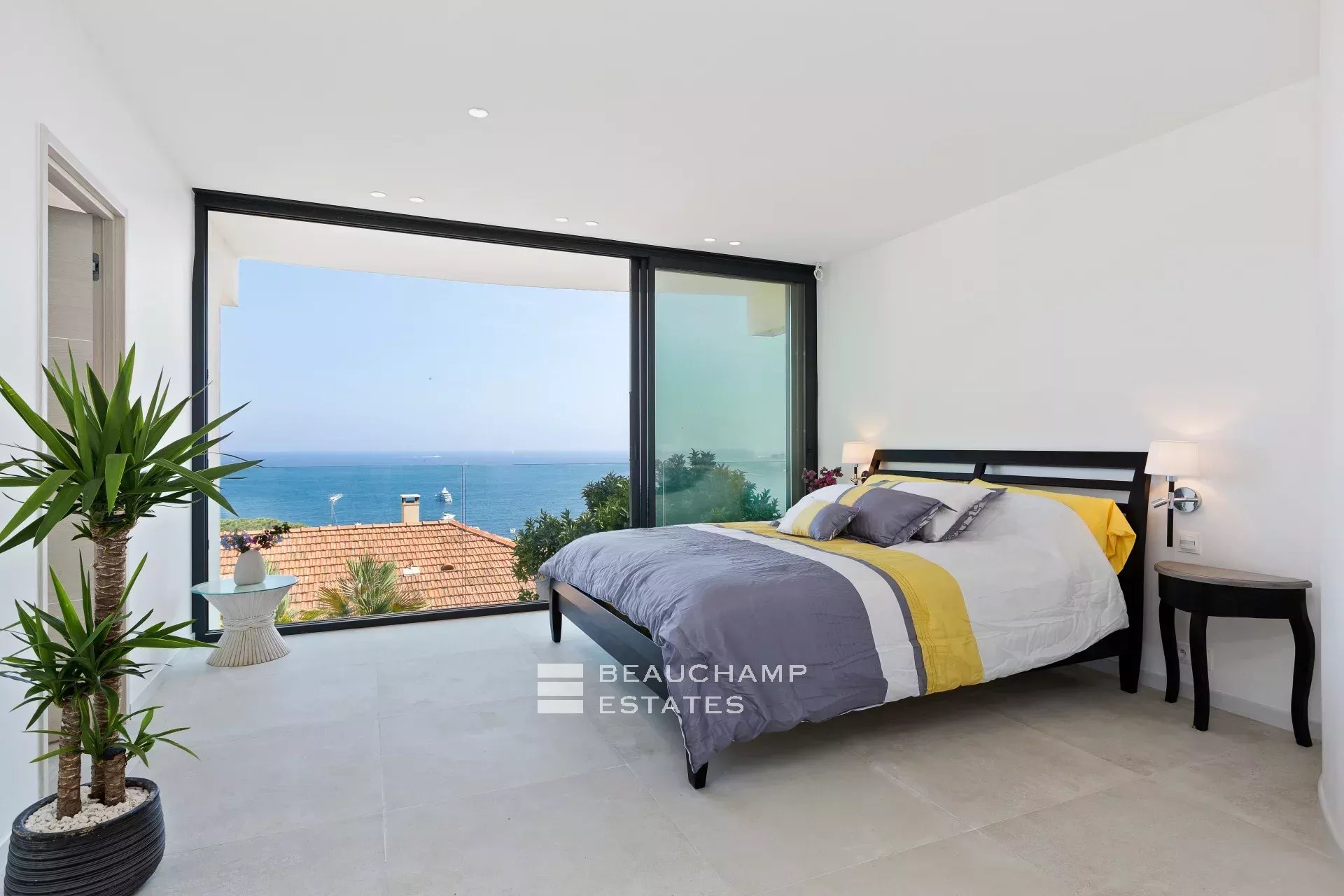 Luxueuse villa moderne de 5 chambres à Eze Luxury modern villa with 5 bedrooms in Eze