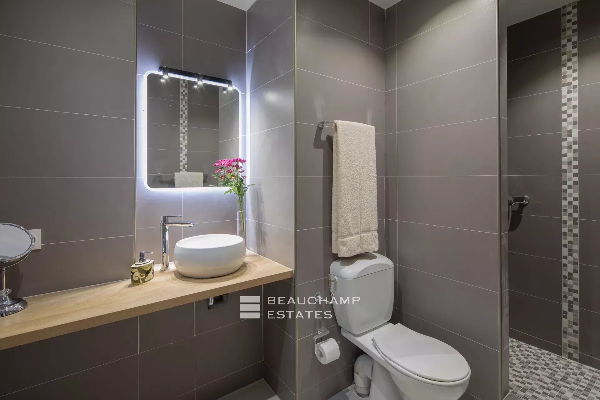 Luxueuse villa moderne de 5 chambres à Eze Luxury modern villa with 5 bedrooms in Eze