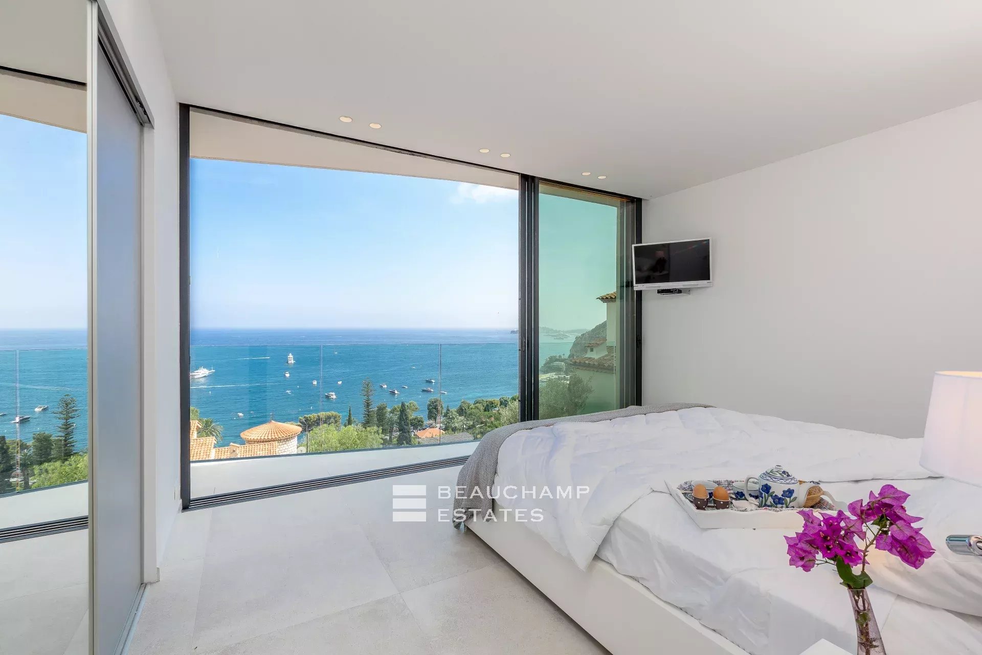 Luxueuse villa moderne de 5 chambres à Eze Luxury modern villa with 5 bedrooms in Eze