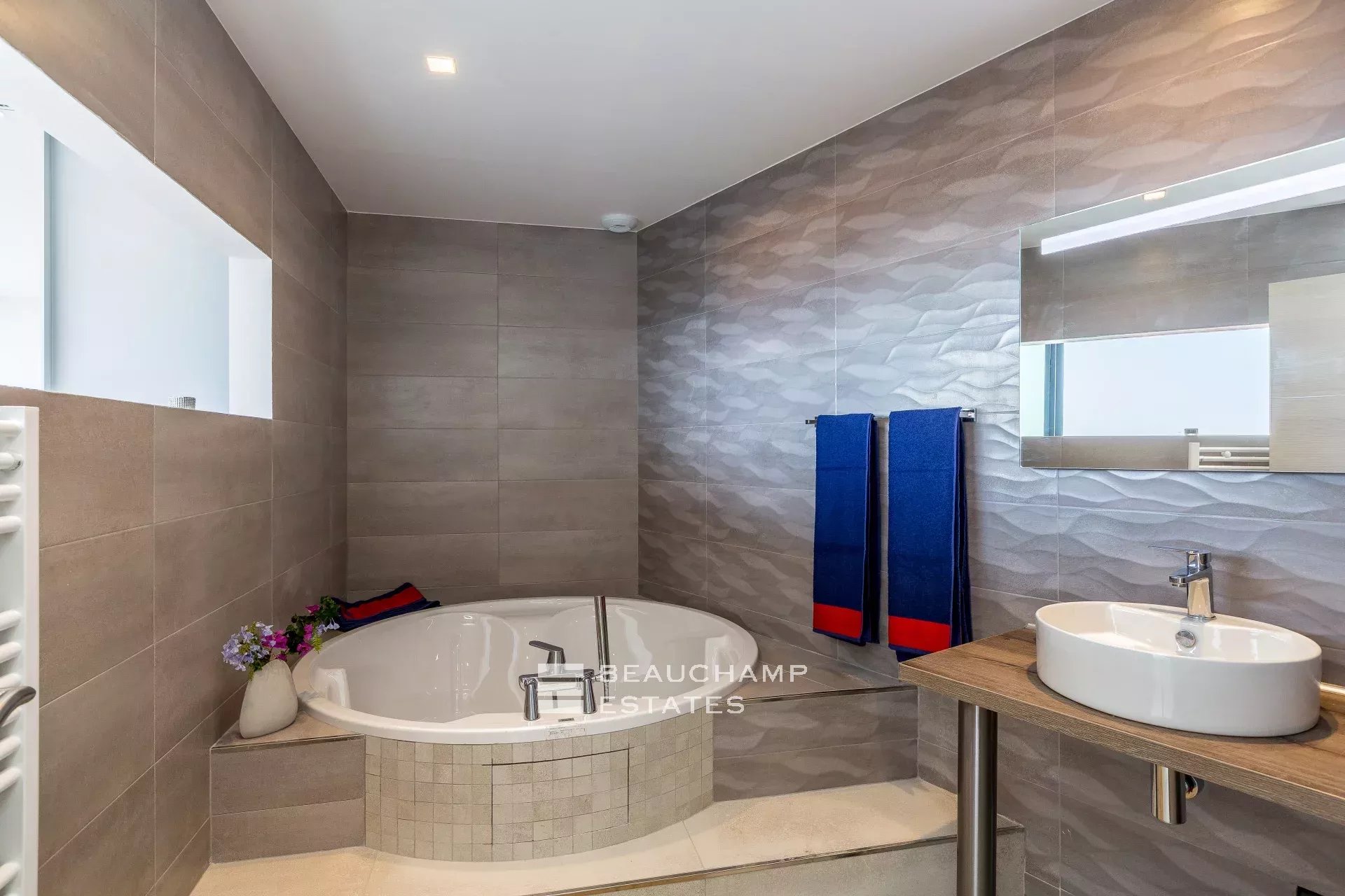 Luxueuse villa moderne de 5 chambres à Eze Luxury modern villa with 5 bedrooms in Eze