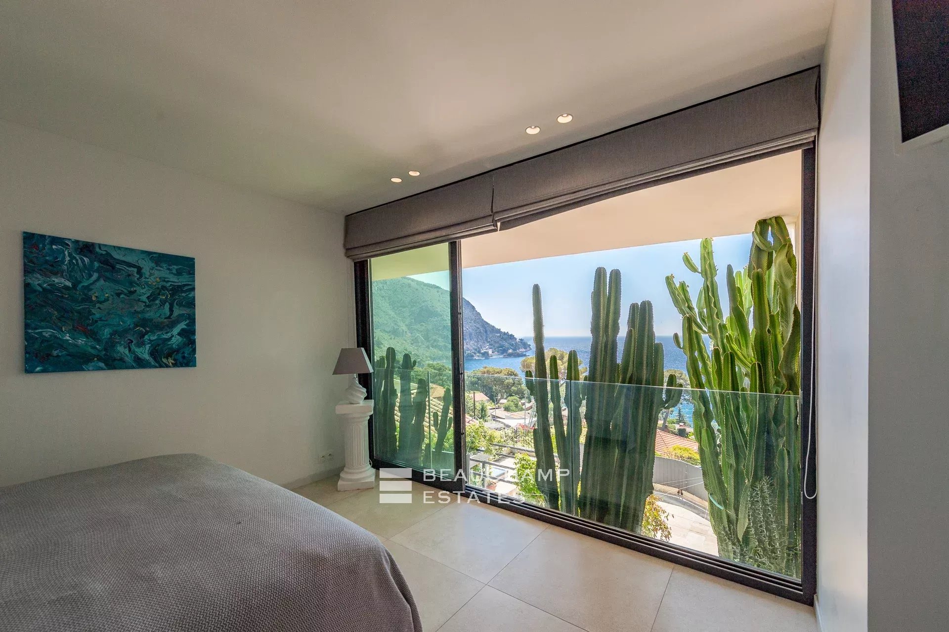 Luxueuse villa moderne de 5 chambres à Eze Luxury modern villa with 5 bedrooms in Eze