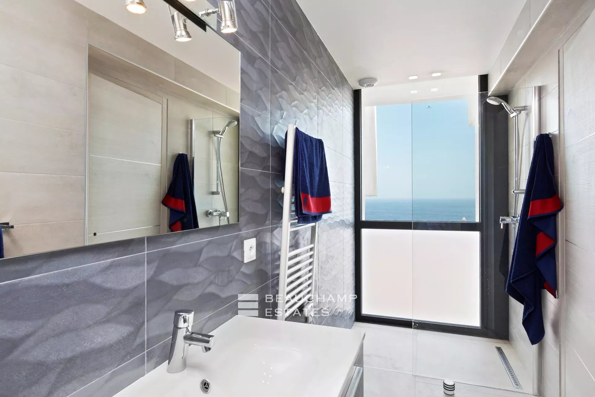 Luxueuse villa moderne de 5 chambres à Eze Luxury modern villa with 5 bedrooms in Eze