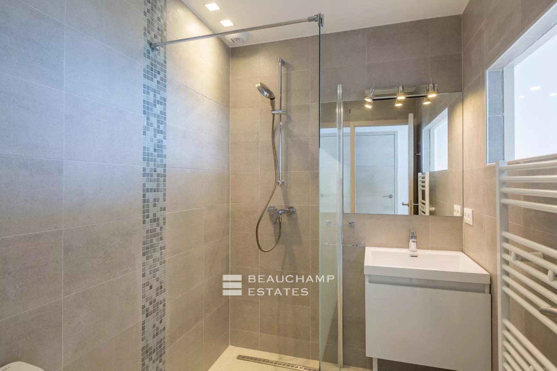 Luxueuse villa moderne de 5 chambres à Eze Luxury modern villa with 5 bedrooms in Eze