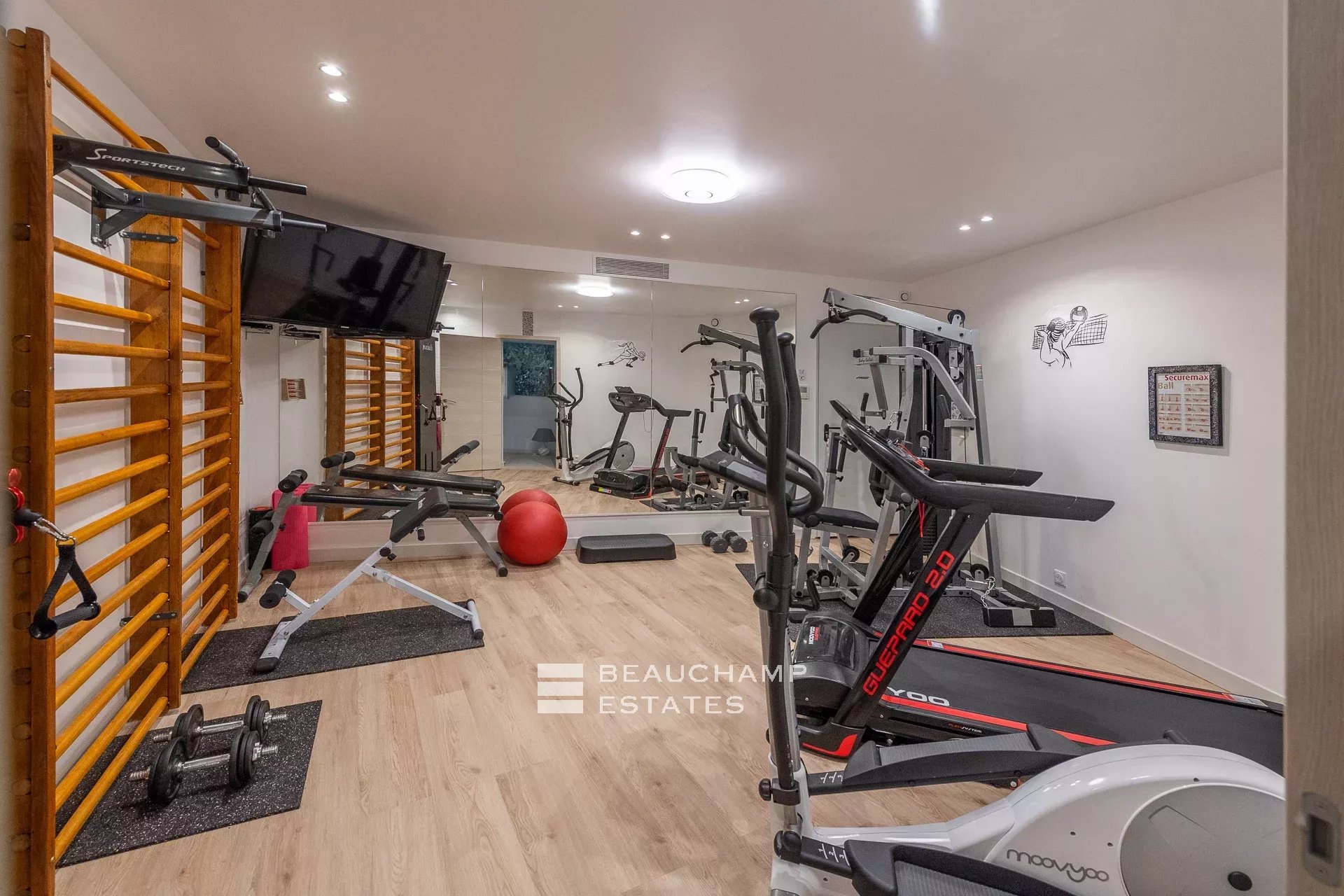 Luxueuse villa moderne de 5 chambres à Eze Luxury modern villa with 5 bedrooms in Eze