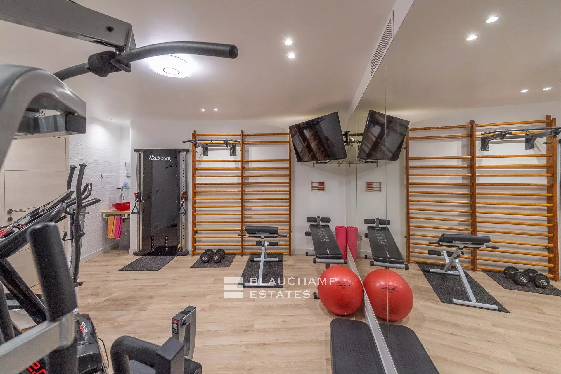 Luxueuse villa moderne de 5 chambres à Eze Luxury modern villa with 5 bedrooms in Eze