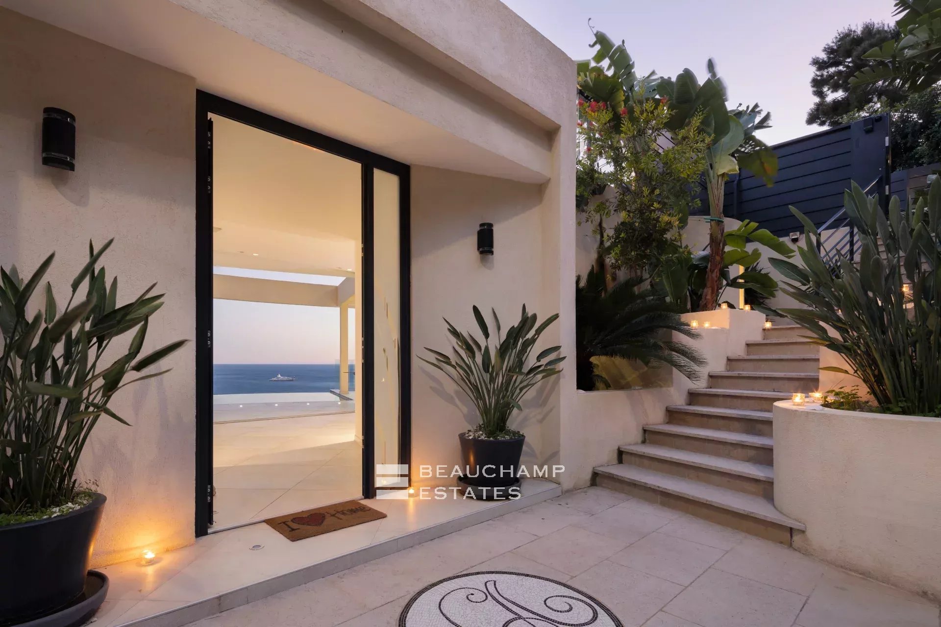 Luxueuse villa moderne de 5 chambres à Eze Luxury modern villa with 5 bedrooms in Eze