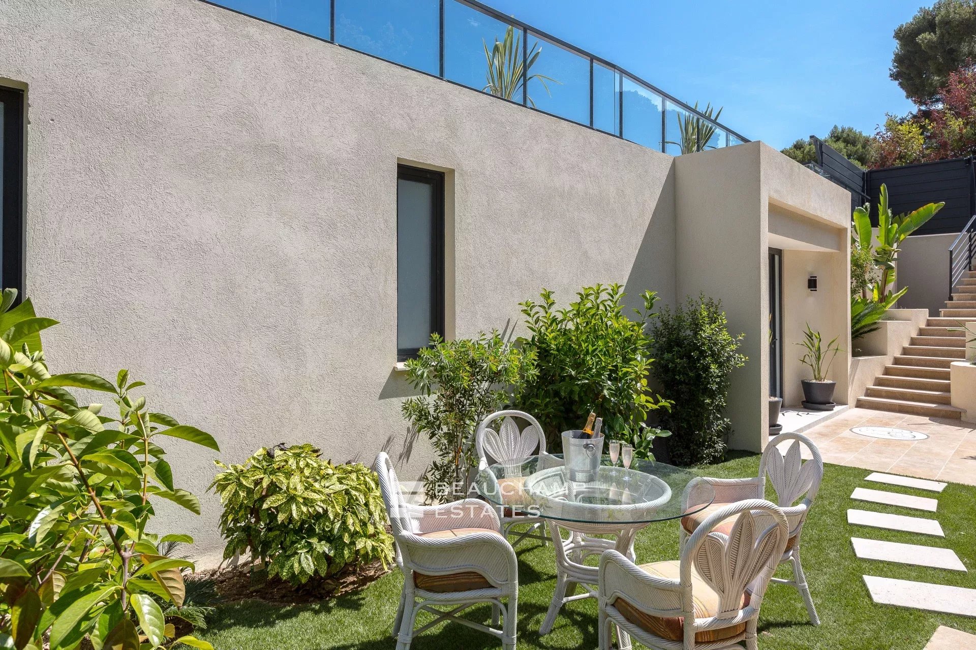 Luxueuse villa moderne de 5 chambres à Eze Luxury modern villa with 5 bedrooms in Eze
