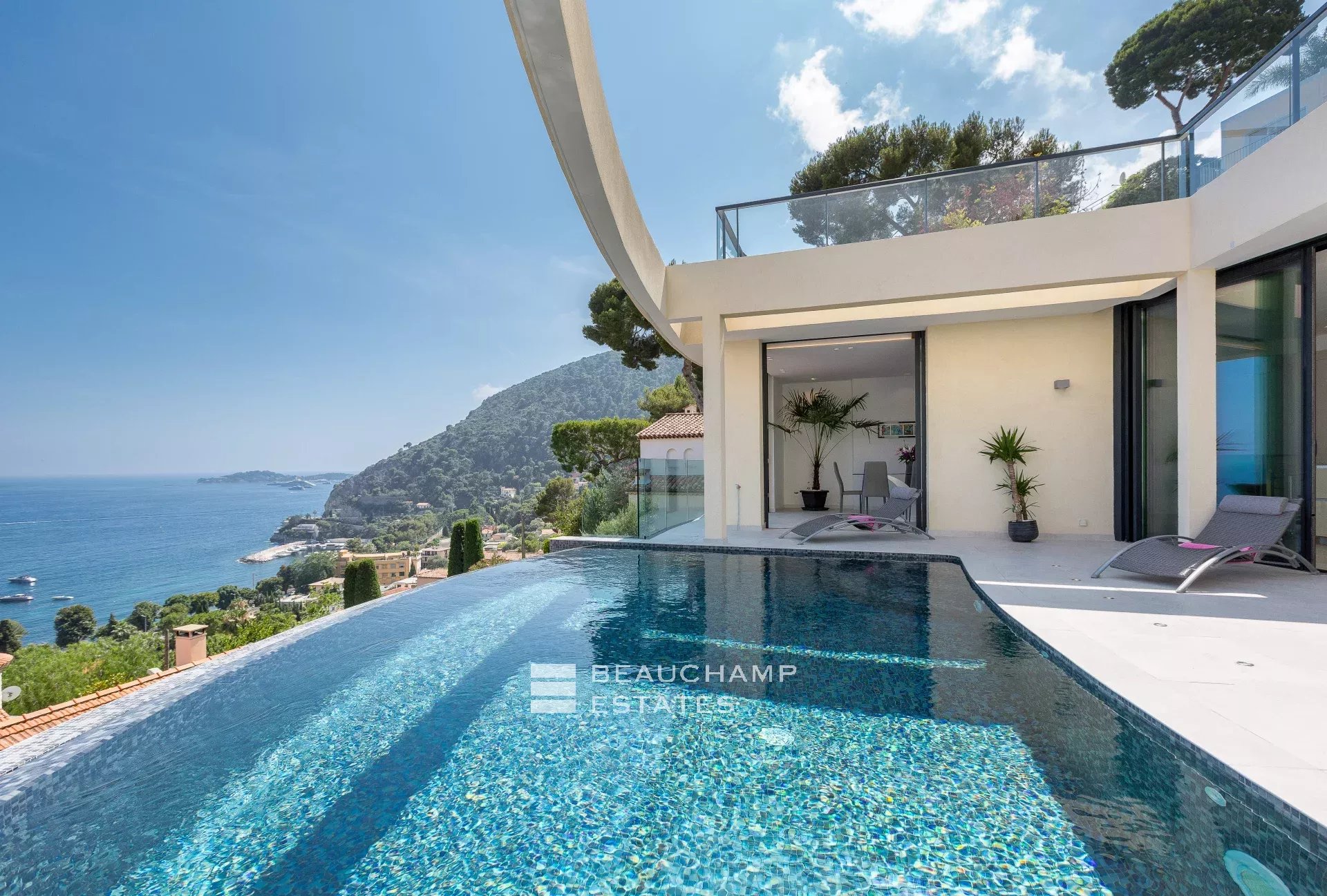 Luxueuse villa moderne de 5 chambres à Eze Luxury modern villa with 5 bedrooms in Eze