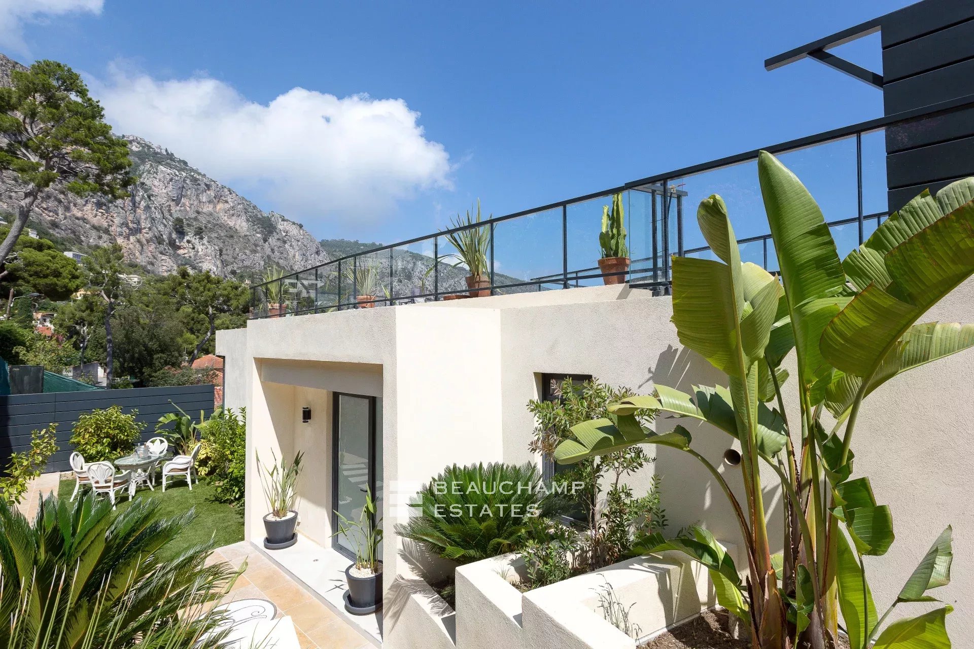 Luxueuse villa moderne de 5 chambres à Eze Luxury modern villa with 5 bedrooms in Eze