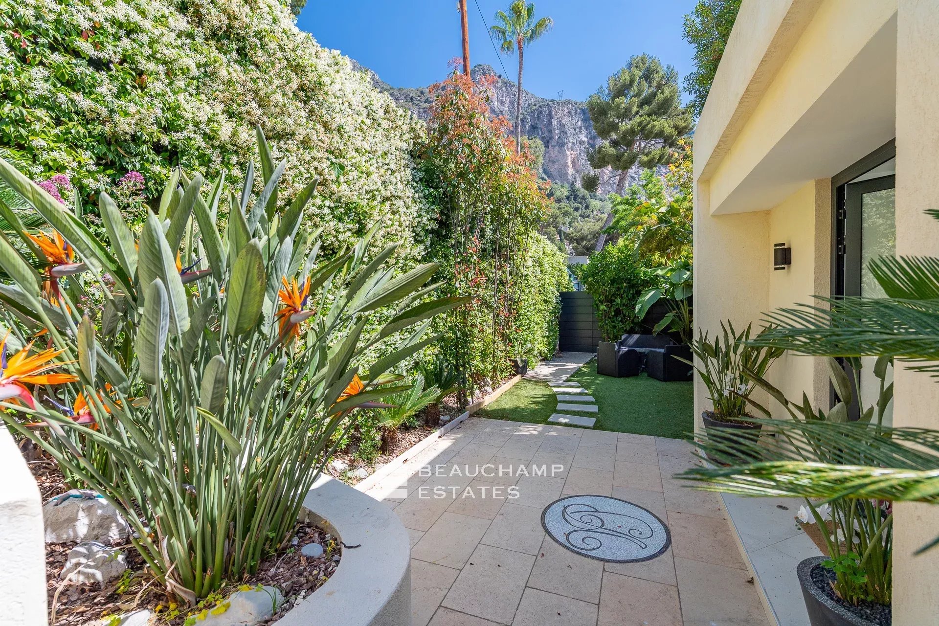 Luxueuse villa moderne de 5 chambres à Eze Luxury modern villa with 5 bedrooms in Eze