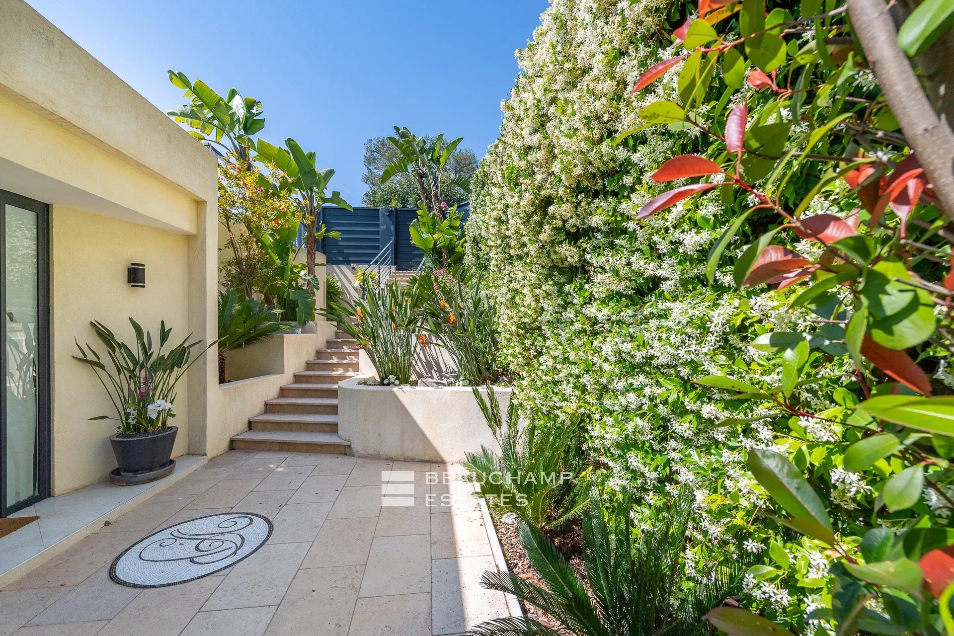 Luxueuse villa moderne de 5 chambres à Eze Luxury modern villa with 5 bedrooms in Eze