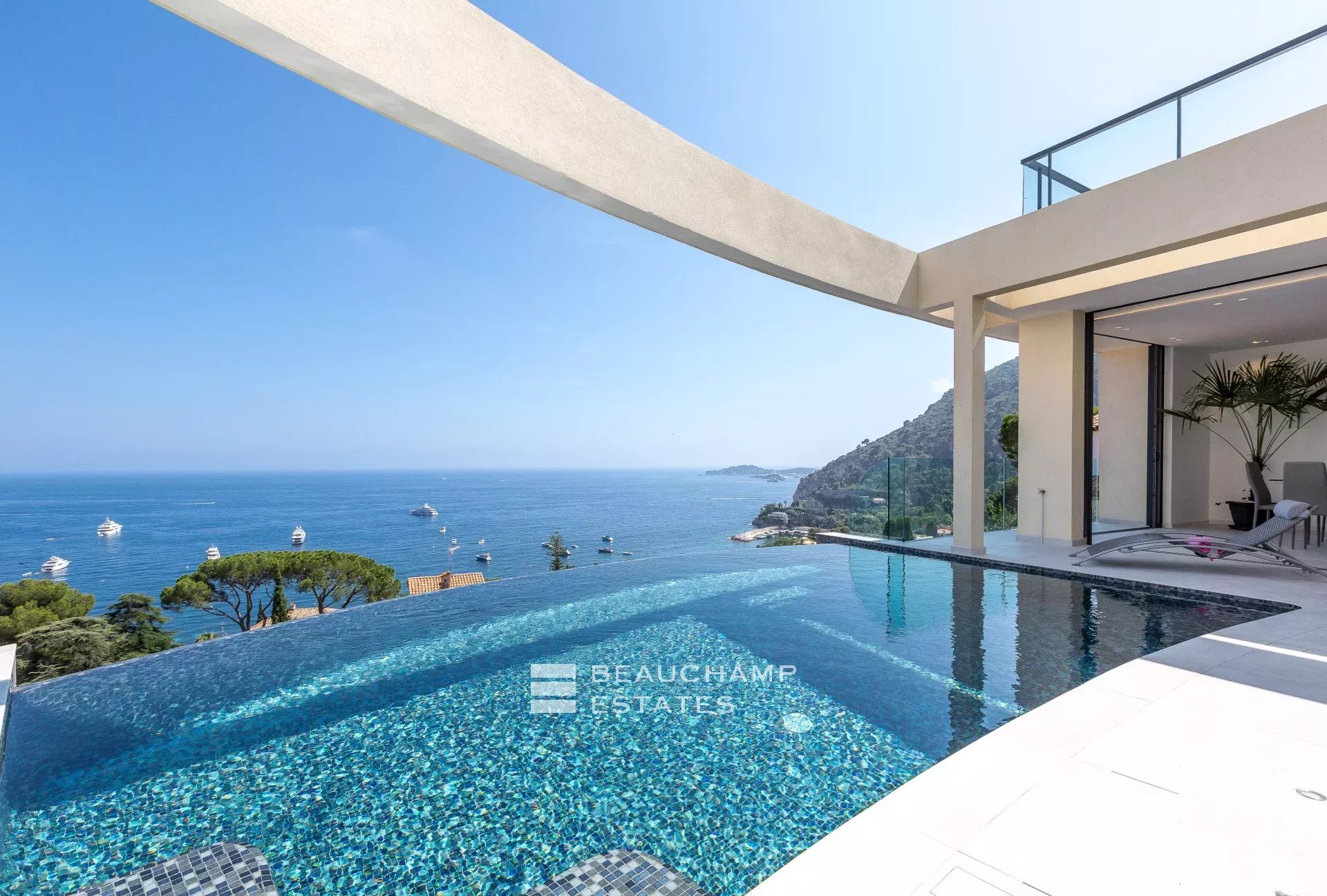 Luxueuse villa moderne de 5 chambres à Eze Luxury modern villa with 5 bedrooms in Eze
