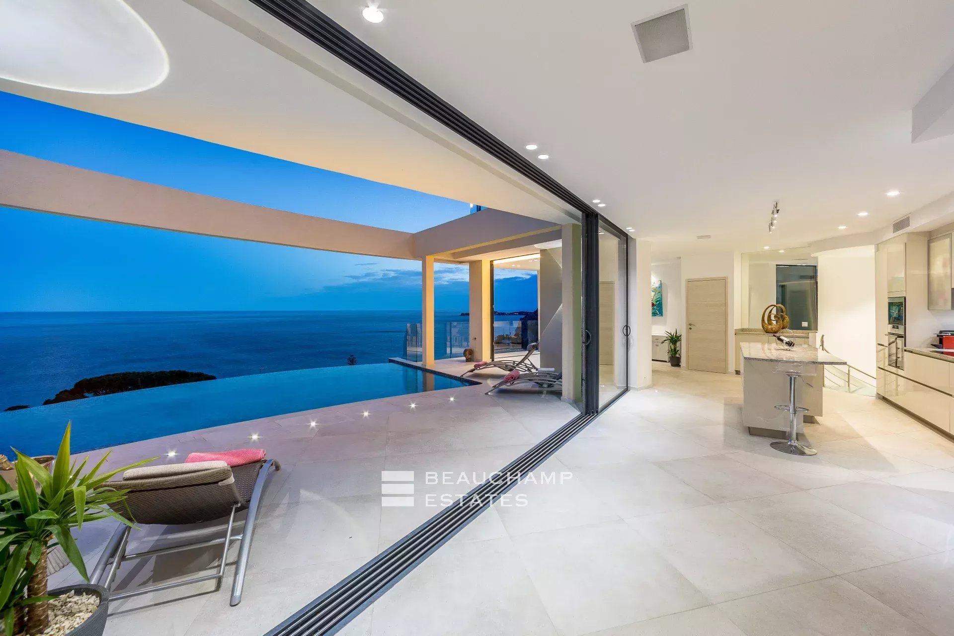 Luxueuse villa moderne de 5 chambres à Eze Luxury modern villa with 5 bedrooms in Eze