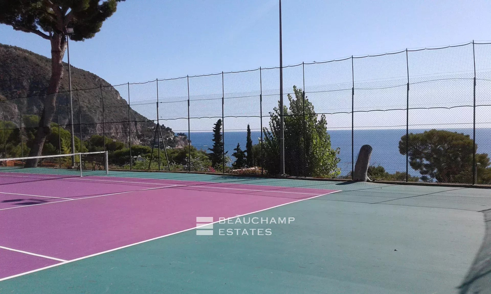 Luxueuse villa moderne de 5 chambres à Eze Luxury modern villa with 5 bedrooms in Eze