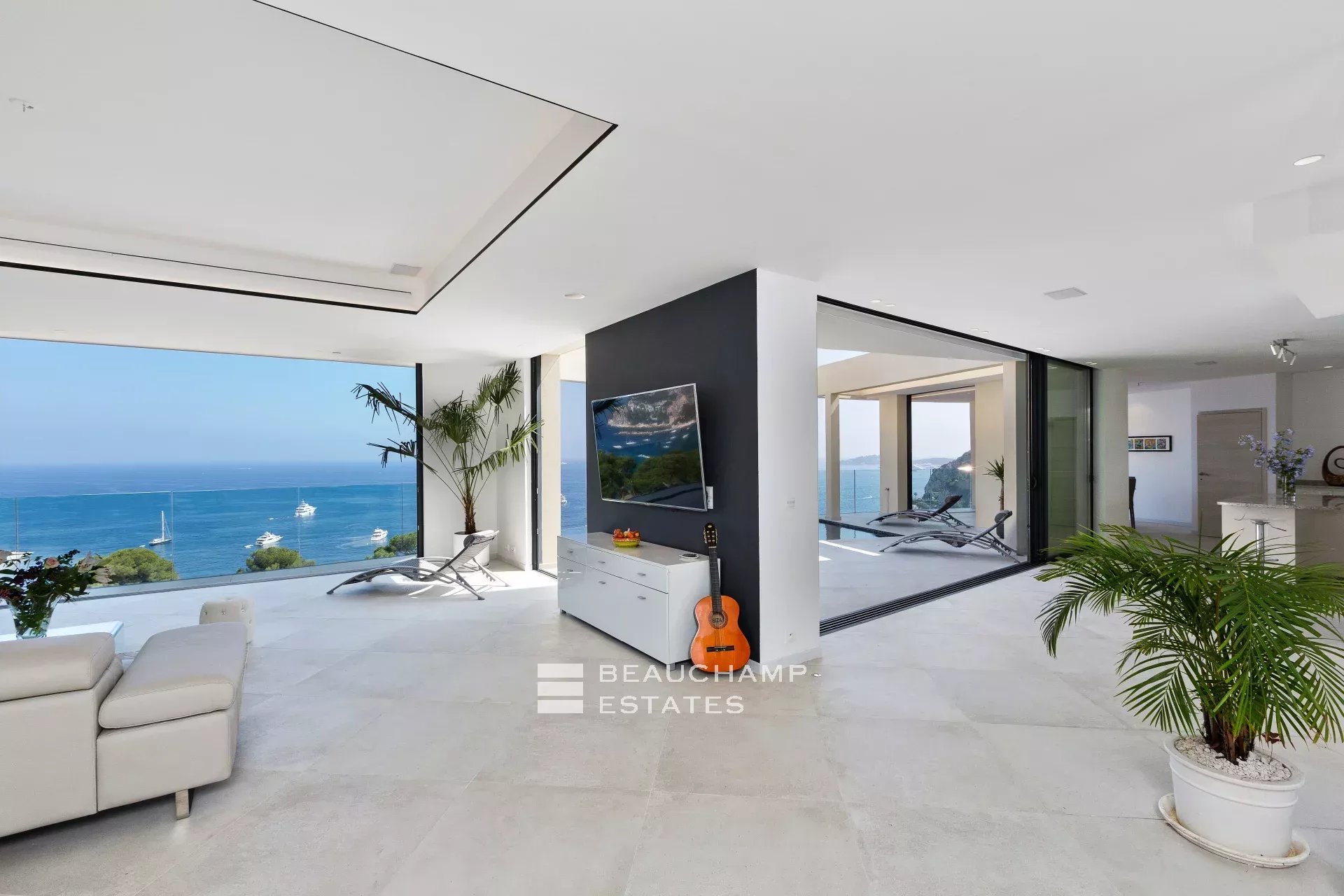 Luxueuse villa moderne de 5 chambres à Eze Luxury modern villa with 5 bedrooms in Eze