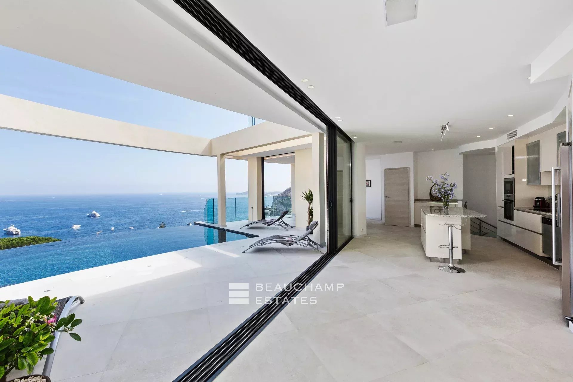 Luxueuse villa moderne de 5 chambres à Eze Luxury modern villa with 5 bedrooms in Eze