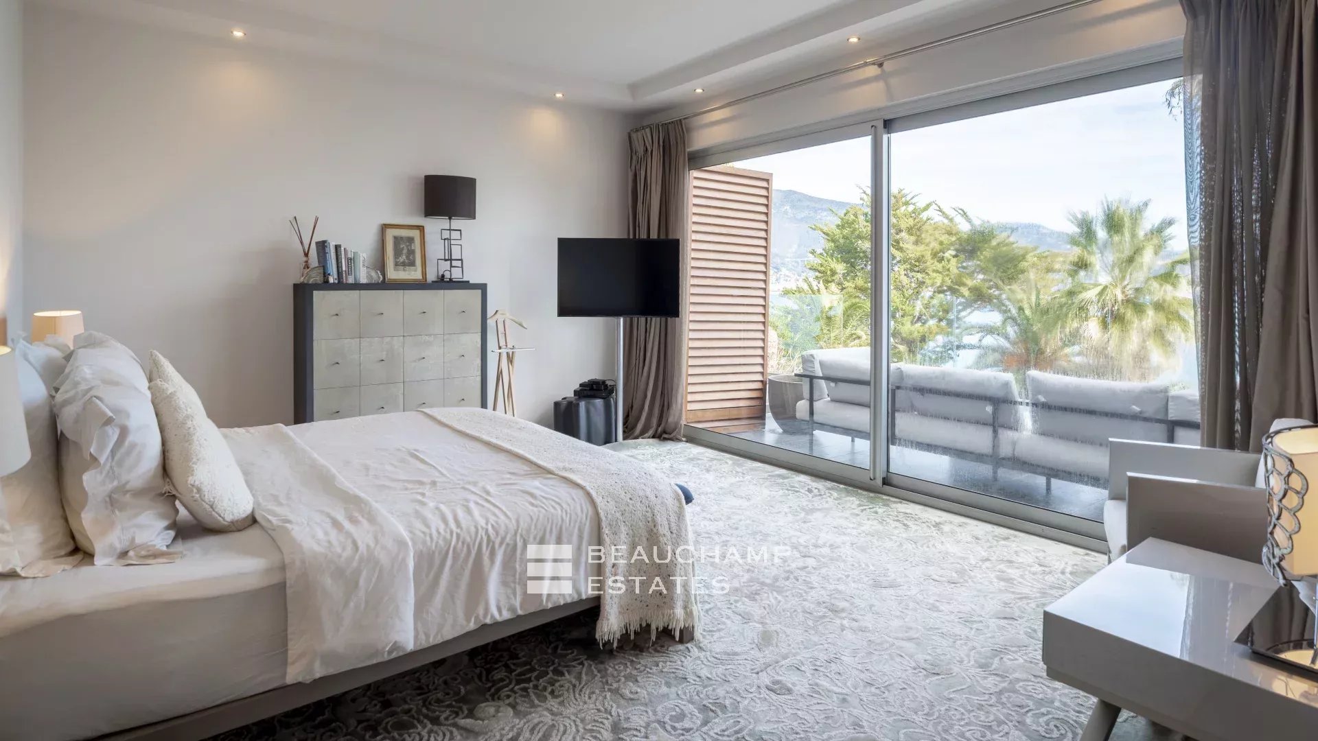 Luxury modern villa with 5 bedrooms in Roquebrune-Cap-Martin Luxury modern villa with 5 bedrooms in Roquebrune-Cap-Martin