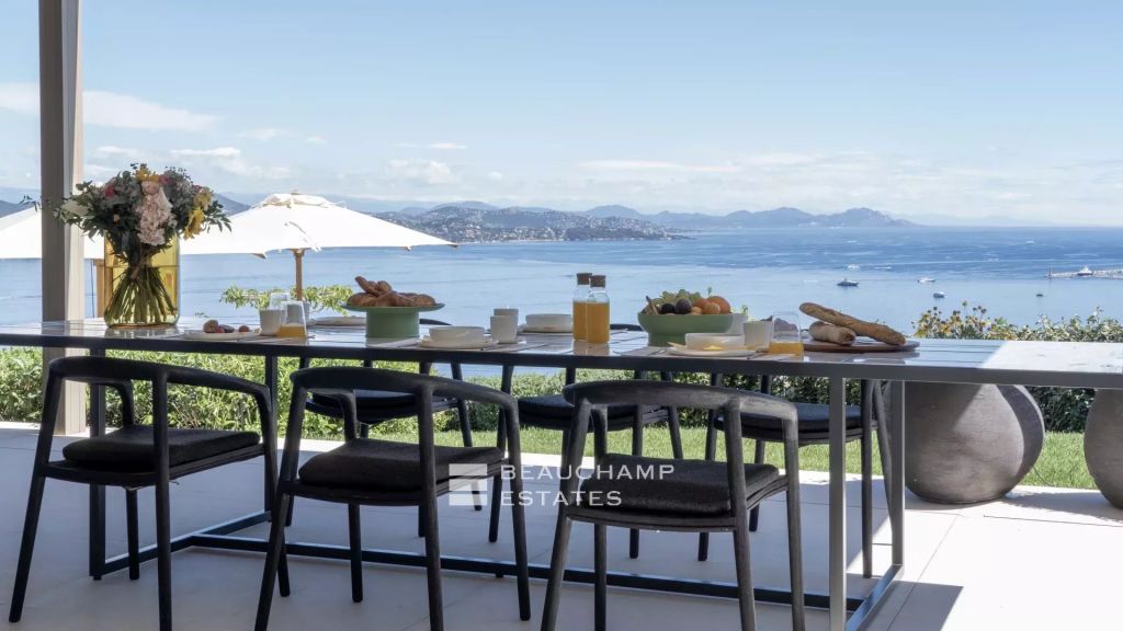 Luxury modern villa with panoramic sea view over Saint-Tropez