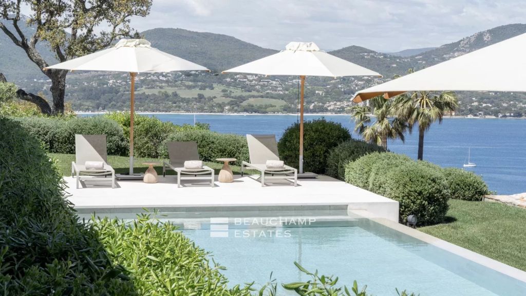 Luxury modern villa with panoramic sea view over Saint-Tropez