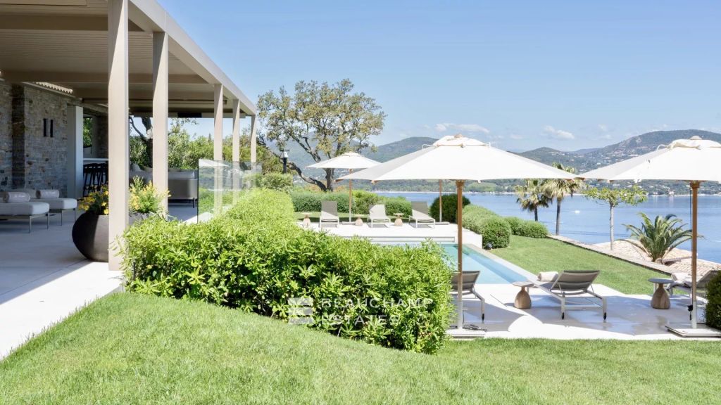 Luxury modern villa with panoramic sea view over Saint-Tropez
