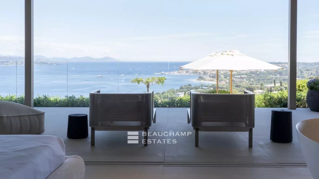 Luxury modern villa with panoramic sea view over Saint-Tropez